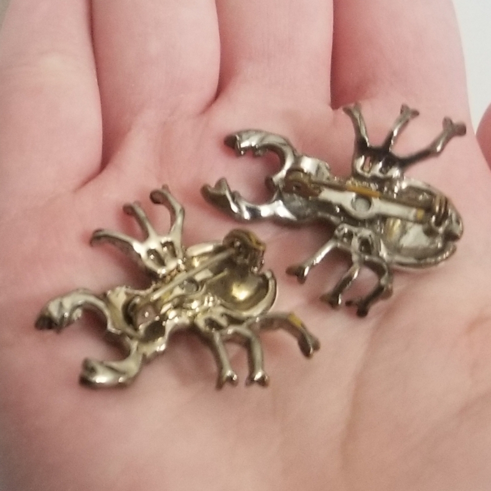 Beetlejuice vibes: 2 quirky vtg b&w enamel beetle brooches w clear stones - Picture 4 of 5